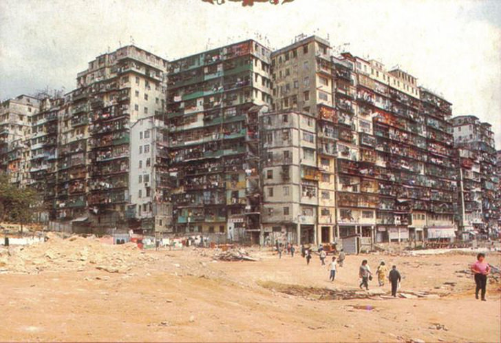 kowloon-walled-city-rubbish-alley3